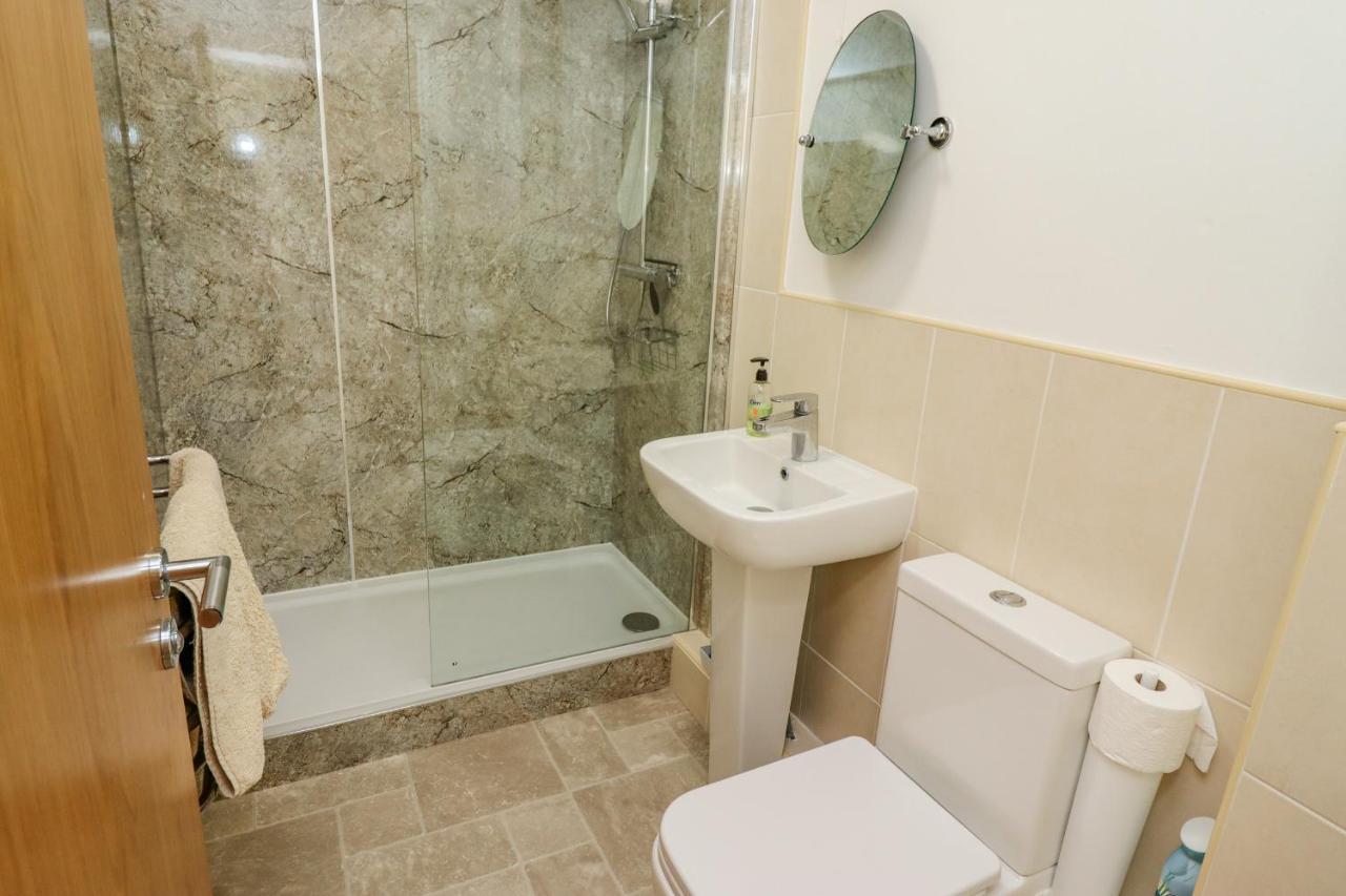 Above & Beyond Apartment Whitby Exterior photo