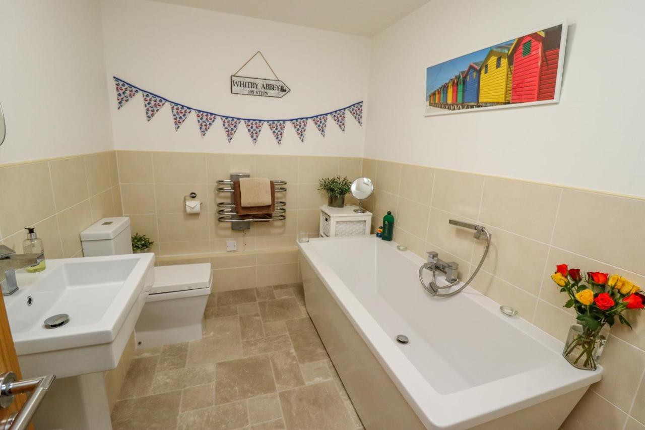 Above & Beyond Apartment Whitby Exterior photo